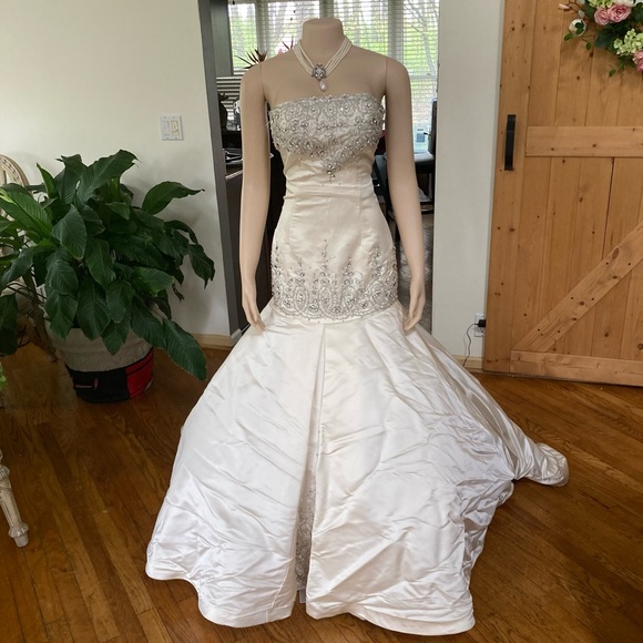 Mermaid sleeveless Silk wedding Dress with Swarovski Crystals BEAUTIFUL!! - Picture 2 of 12